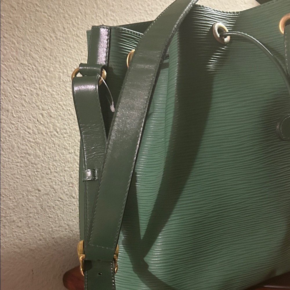 Boots n Bags Elegant Green  Leather Bucket Bag - Picture 3 of 9